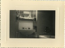 ANTIQUE PHOTO - VINTAGE SNAPSHOT - CURIOSITY BATHROOM SINK STRANGE WEIRD