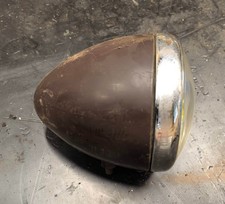 * phare verre siglé M ailé