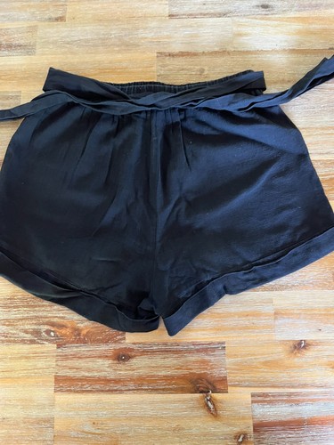 Short noir taille très - très, bon
