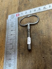 Clé d'horloge pendule remontoir ancien en fer  Cle Carré De 3 mm . Réf. N.20