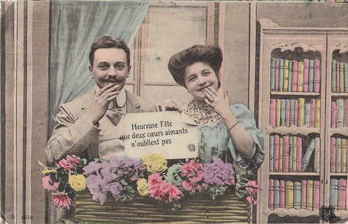 Couple souriant envoyant - couple,