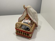 Poupée plastique 7 cm + lit