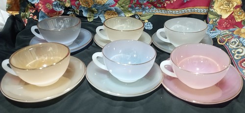 Tasses café et soucoupes - café,