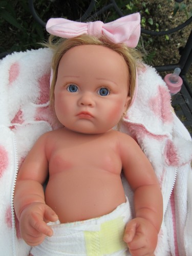 Bébé reborn fille silicone