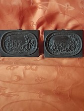 2 plaques en métal scéne de