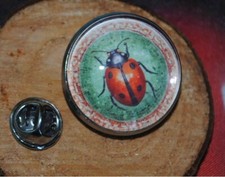broche pin's coccinelle sur mosaïque