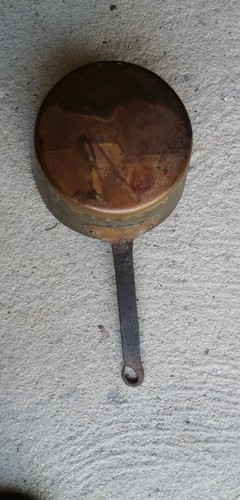 Une casserole ancienne - une,