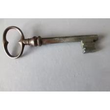 Ancienne clé d armoire/ PG24
