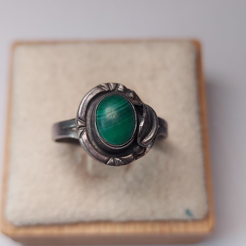 Ancienne bague décor pierre
