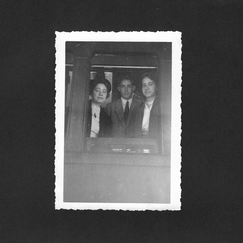 Family window train pose old - family,