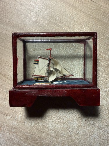 Maquette bateau voiles sous - à,