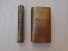 ENORME BRIQUET à ESSENCE avec son CURE PIPE . Je pense travail de poilu.