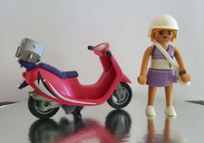 PLAYMOBIL - SCOOTER ROSE + PILOTE FEMME DECONTRACTEE CASQUE BLANC + SAC - TBE