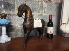 Cheval ancien en bois sculpté