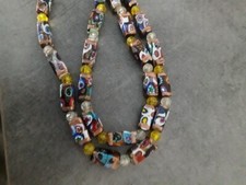 Collier ancien en perles de verre de Murano; décor de murrines.27 perles;74 cm.
