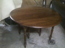 Table ronde Merisier pliante T.B.6 pieds 3 allonges 10.P