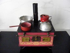 Cuisinière de poupée en