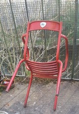 Fauteuil métal patiné rouge