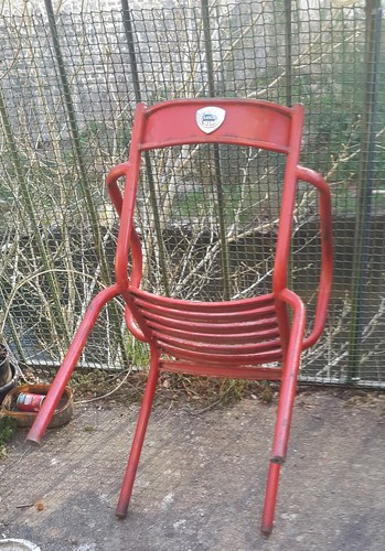 Fauteuil métal patiné rouge