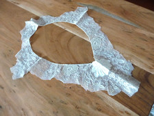 Linge ancien Parement de robe en dentelle tulle brodé