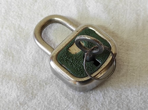 Ancien petit cadenas avec - petit,