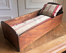 Ancien lit de poupée en bois
