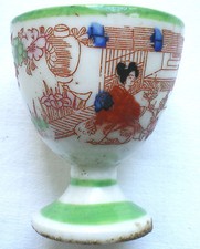 Coquetier sur piédouche signé Japan, porcelaine à liserés verts, scène du Japon