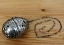 ancien ENCENSOIR/BRULE PARFUM en métal travaillé avec sa chaine