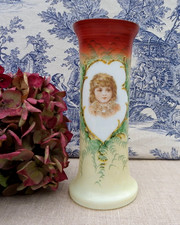 VASE EN OPALINE ÉMAILLÉE -