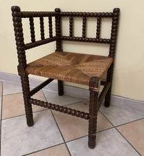 Chaise d'angle paillée et bois tourné en bon état .