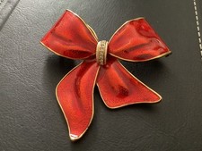 broche vintage Butler. Noel. Boucle. Enamel. rouge et or.