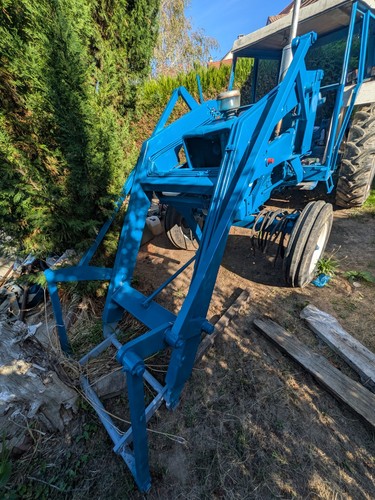 Tracteur agricole bleu avec