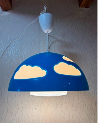 Suspension bleue nuage par - nuage,