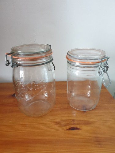 Deux bocaux confiture - bocaux, dont