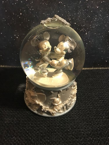 Disney mickey and minnie - mickey,