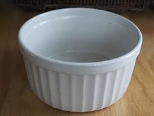 PLAT rond et haut ,à SOUFFLÉ en PORCELAINE BLANCHE dlg  PILLIVUYT.