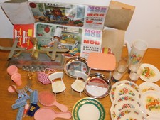 vintage LOT maison de poupee BALANCE DINETTE MOB mobilier CHAISE table ASSIETTE