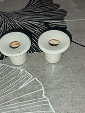 DEUX ANCIENS ENCRIERS EN PORCELAINE BLANCHE PORTE PLUME ECOLE BUREAU PUPITRE