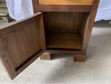 Commode géométrique en bois massif avec tiroir porte