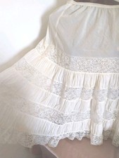 Vintage 1950/60 Charmant jupon à  volants doublés.  Taille élastique.Blanc cassé