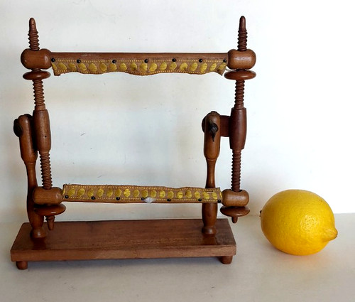 Ancien petit metier broder - petit, a