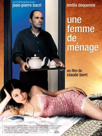 Une femme ménage - femme,