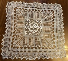 ancien napperon en dentelle à l'aiguille beige et filet brodé mains