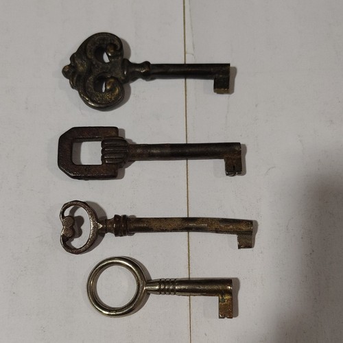 Lot clés anciennes pour - de,
