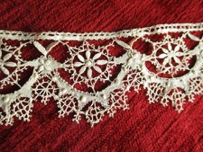 volant de très fine dentelle