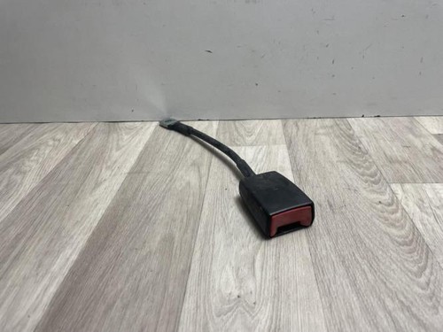 Attache ceinture avant gauche