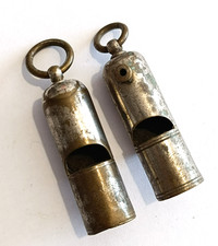 Lot 2 sifflets anciens métal