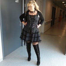 Robe gothique noire à pois