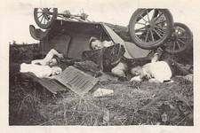 Jeune Hommes Faux Automobile Accident En Modèle T Voiture Photo