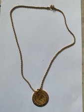 chaine avec pendantif doré